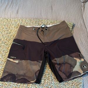 Men’s Volcom board shorts